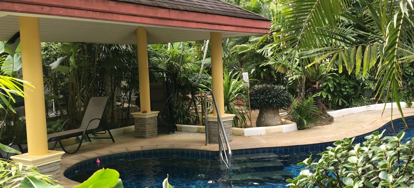 Überdachte Sala am Pool